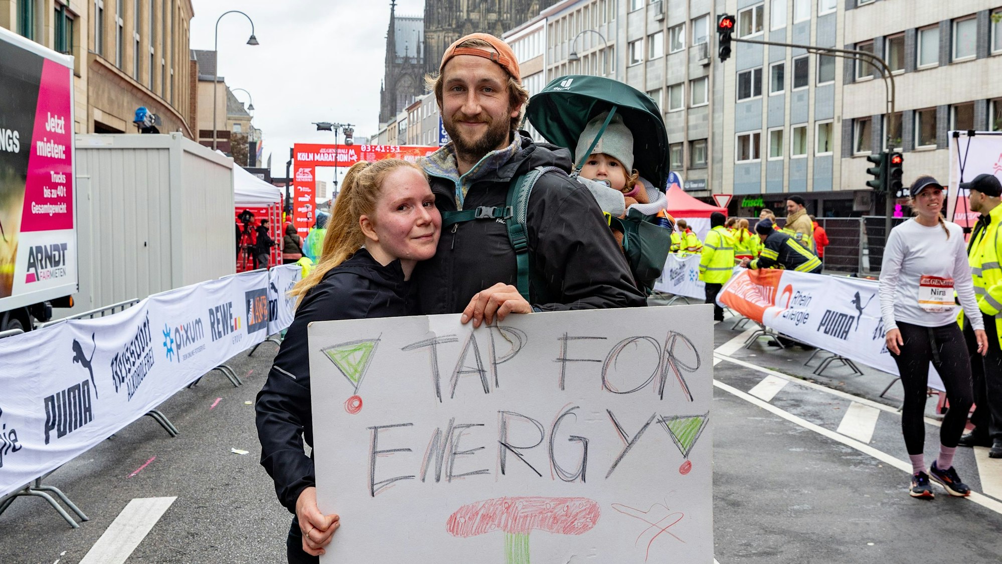 05.10.2025
Köln:
27. Generali Köln Marathon: Die Laufveranstaltung wird immer beliebter, in diesem Jahr sind 37.000 Teilnehmende angemeldet.
Joy, Malte und Tochter Lotti
Foto: Martina Goyert
