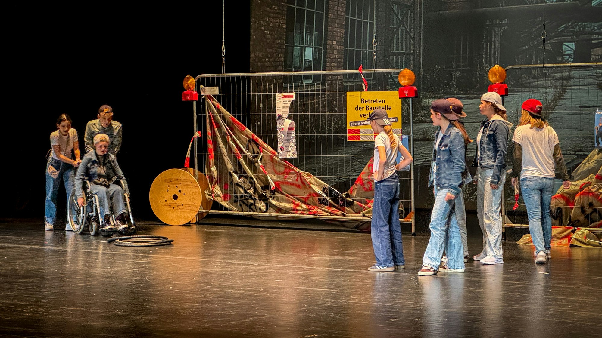 Das Musiktheaterensemble der Musikschule Leverkusen bringt mit „Vorstadtkrokodile“ einen Kinderbuchklassiker auf die Bühne.