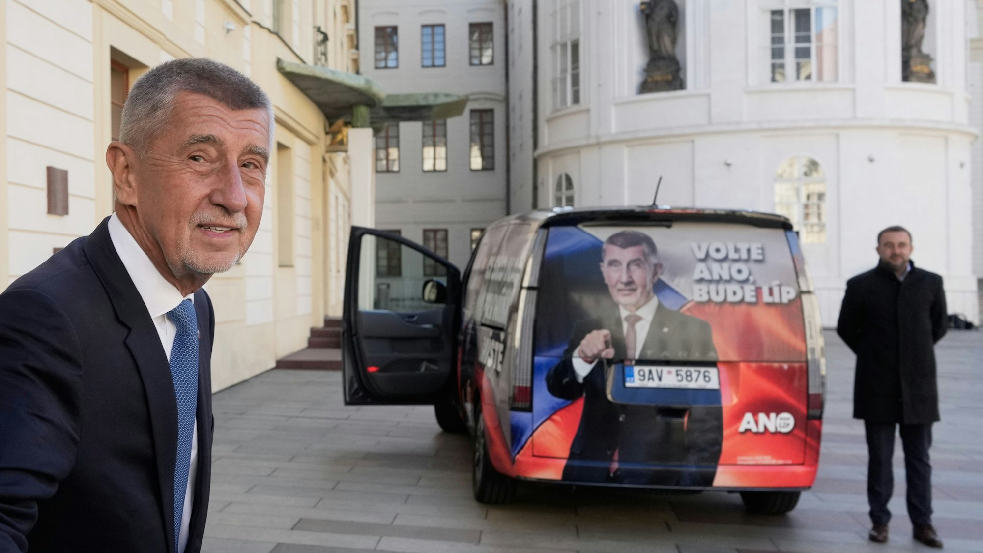Der Vorsitzende der Oppositionsbewegung ‚ANO‘ (JA), Andrej Babis, verlässt das Gebäude nach einem Gespräch mit dem Präsidenten der Tschechischen Republik.