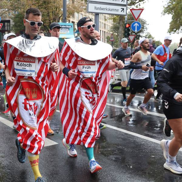 Als Bierdose unterwegs: Zahlreiche Teilnehmende nehmen verkleidet am Köln-Marathon teil.
