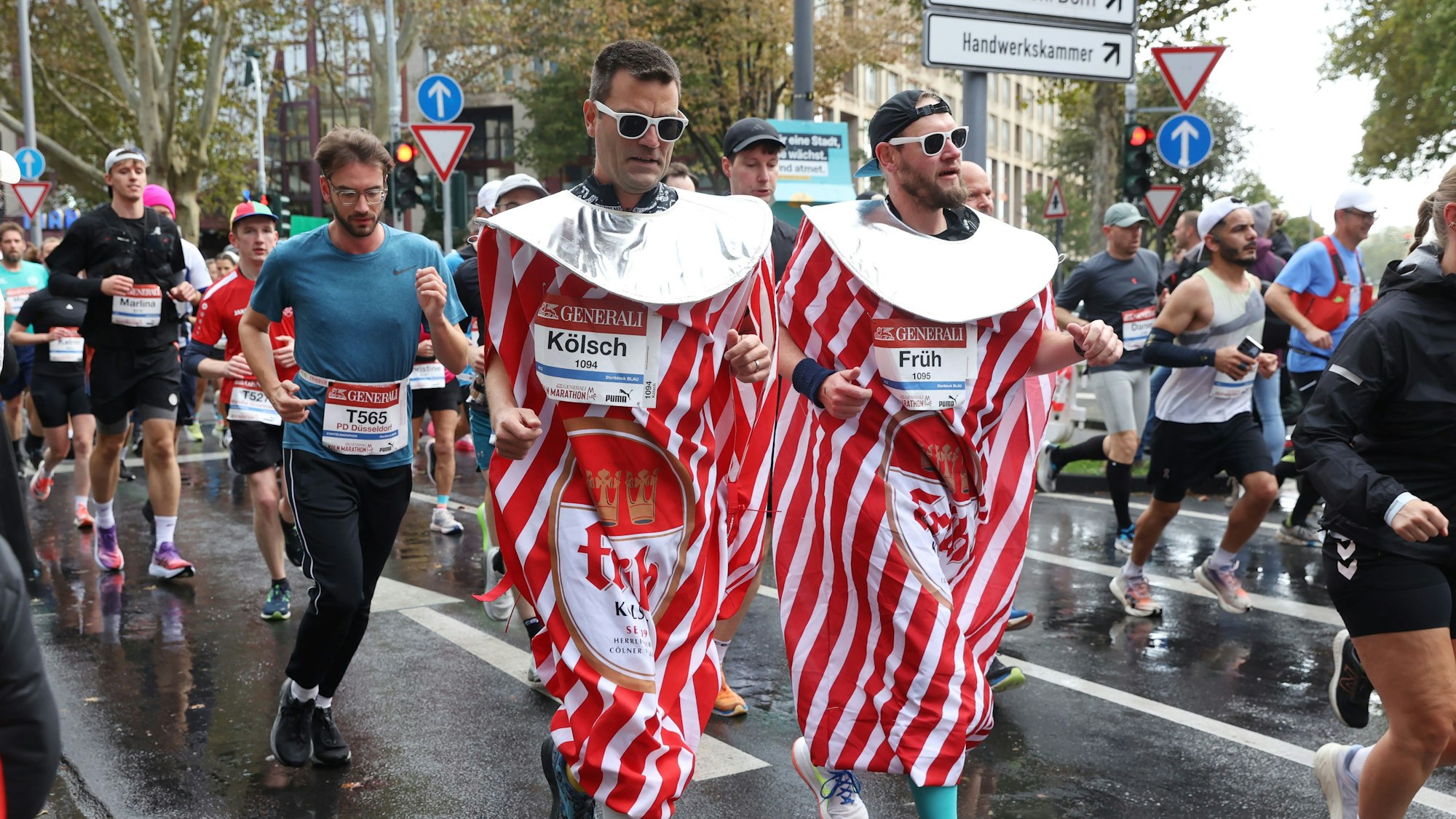 Als Bierdose unterwegs: Zahlreiche Teilnehmende nehmen verkleidet am Köln-Marathon teil.