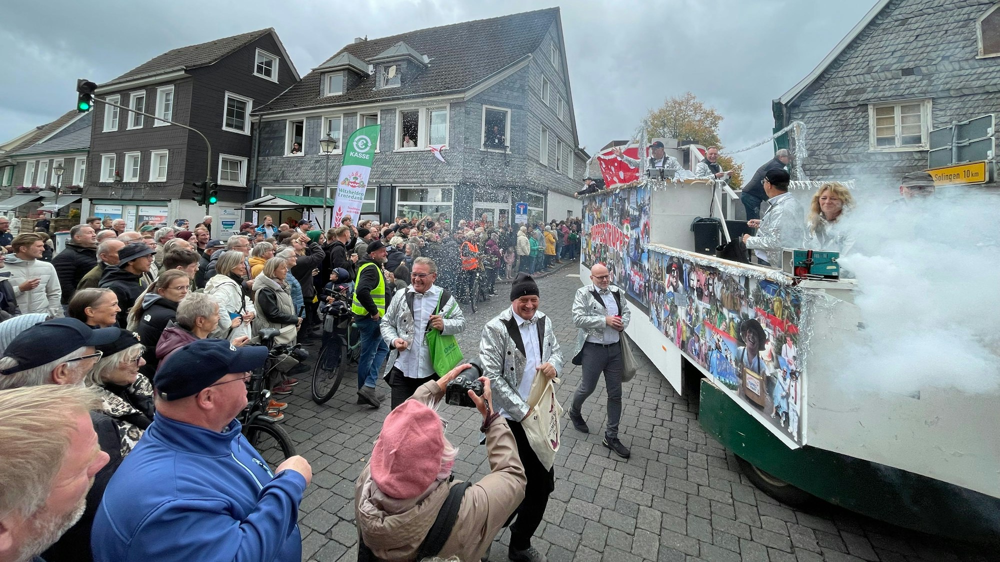 Der Tuppe-Trupp hatte auf seinem Wagen Bilder aus mehr als 20 Jahren Erntedankzug-Tradition.