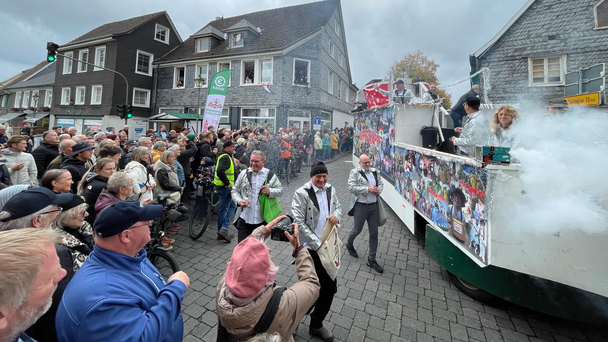 „77 Mal Hand in Hand, wir sehn’ uns gleich am Ochsenstand“ ist das Motto des diesjährigen Zuges.