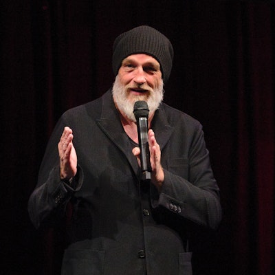 Der Mann mit der Mütze braucht auf der Bühne nichts als ein Mikro für einen unterhaltsamen Abend. Und vielleicht eine Tasse Kaffee.