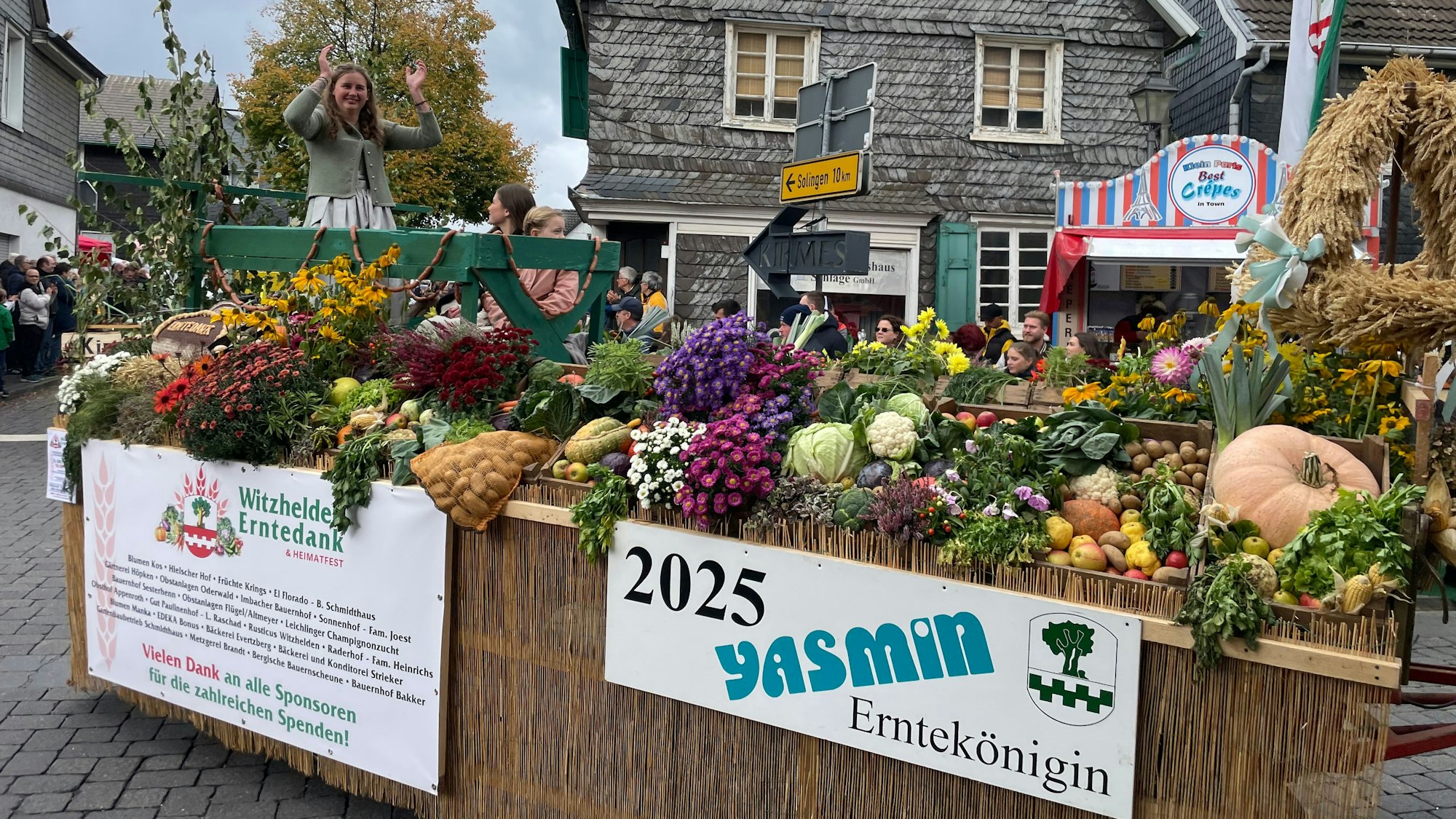 Die Erntekönigin Yasmin Penz führte den diesjährigen Erntedankzug an.