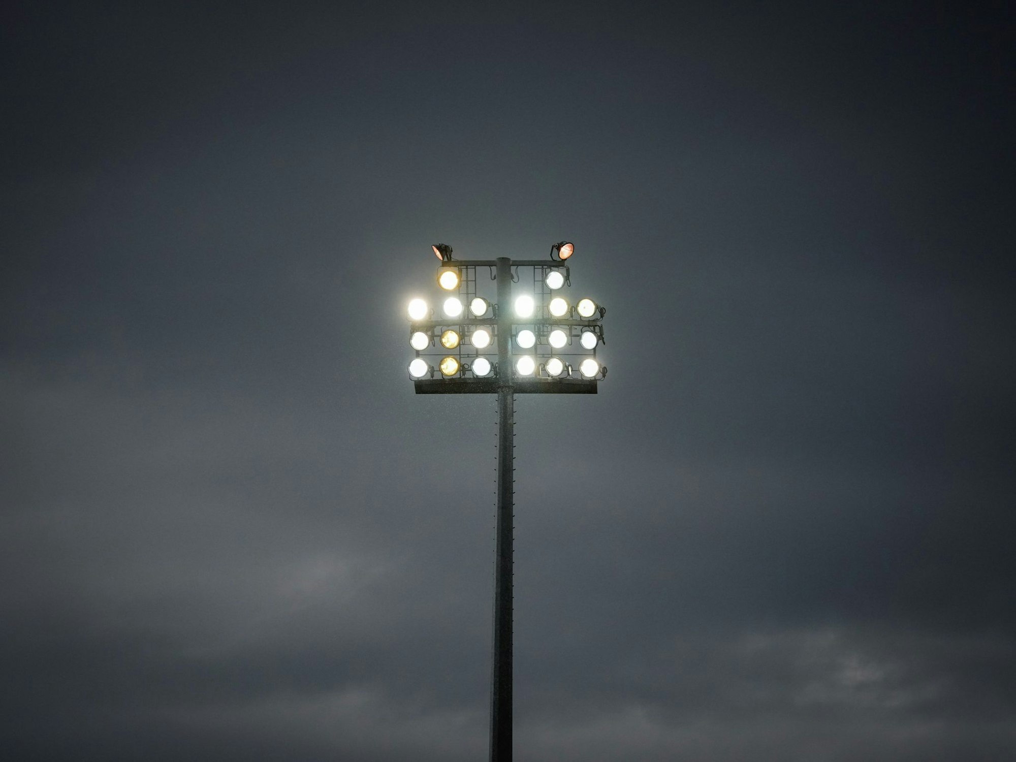 Beim Spiel zwischen Köln und Leverkusen in der Frauen-Bundesliga war das Flutlicht ausgefallen. (Archivbild)