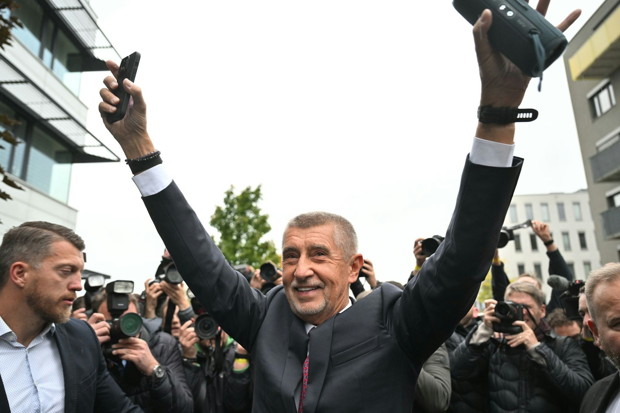 Der Vorsitzende der Oppositionsbewegung ANO, Andrej Babis, reagiert nach der Bekanntgabe des Wahlergebnisses.