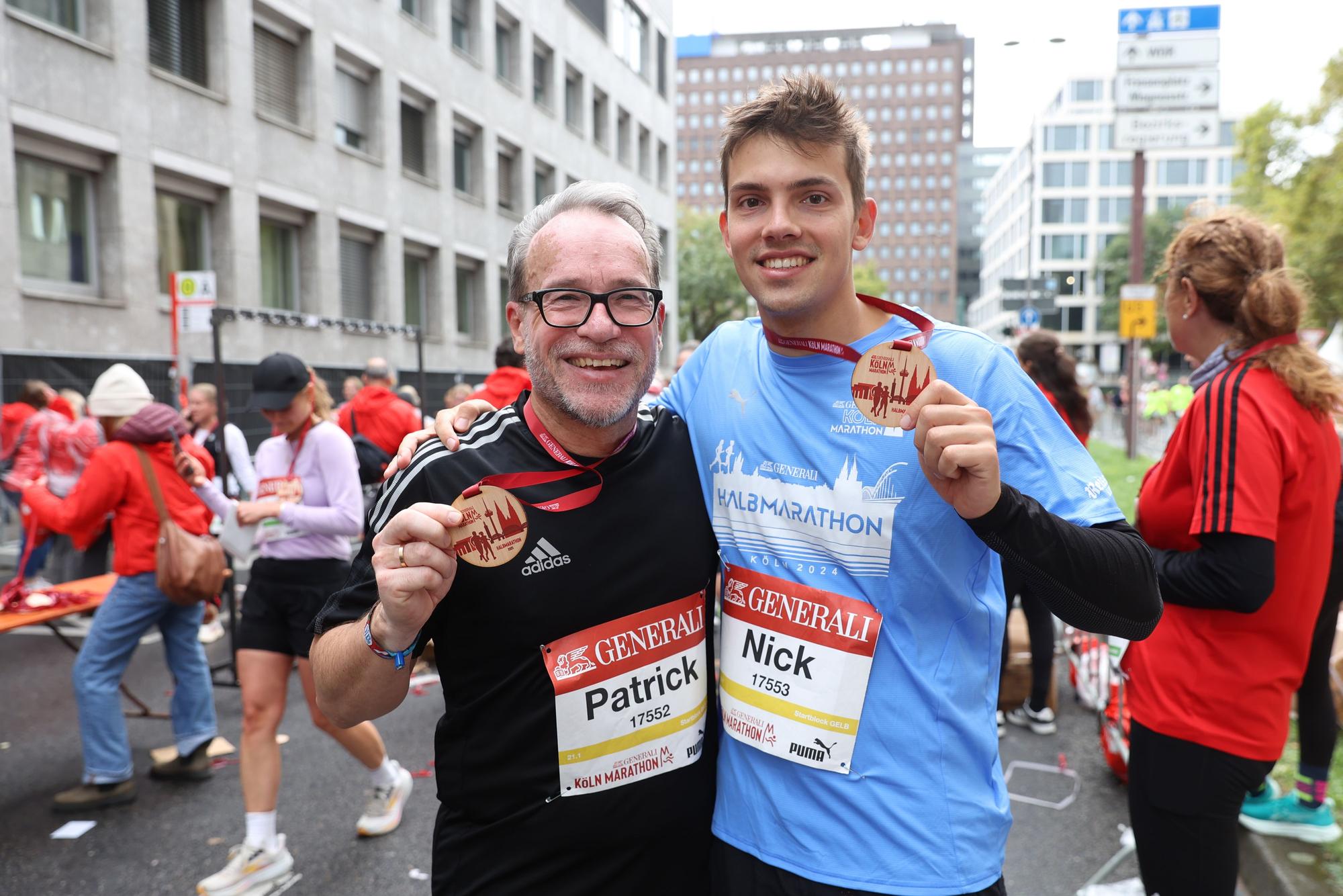 05.10.2025
Köln:
27. Generali Köln Marathon: Die Laufveranstaltung wird immer beliebter, in diesem Jahr sind 37.000 Teilnehmende angemeldet.
Patrick und Sohn Nick
Foto: Martina Goyert