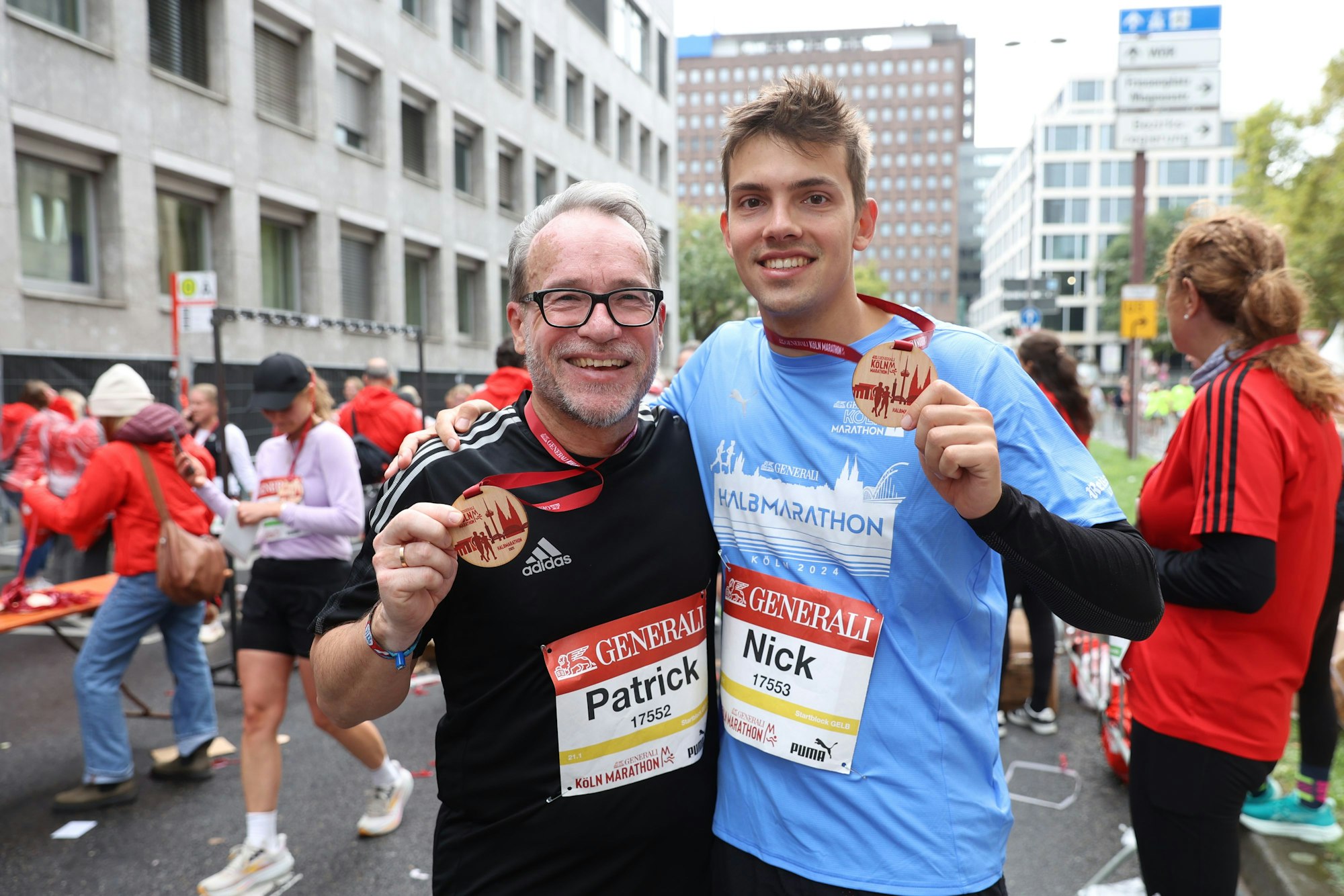 05.10.2025
Köln:
27. Generali Köln Marathon: Die Laufveranstaltung wird immer beliebter, in diesem Jahr sind 37.000 Teilnehmende angemeldet.
Patrick und Sohn Nick
Foto: Martina Goyert