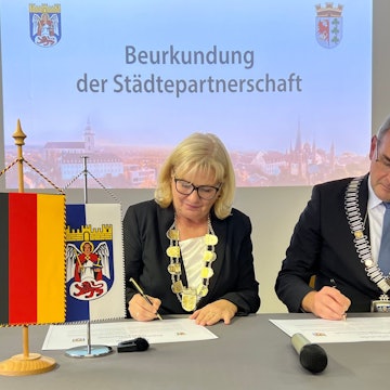 Bürgermeisterin Manuela Saß und Bürgermeister Stefan Rosemann unterzeichnen den Partnerschaftsvertrag zwischen Werder an der Havel und Siegburg
