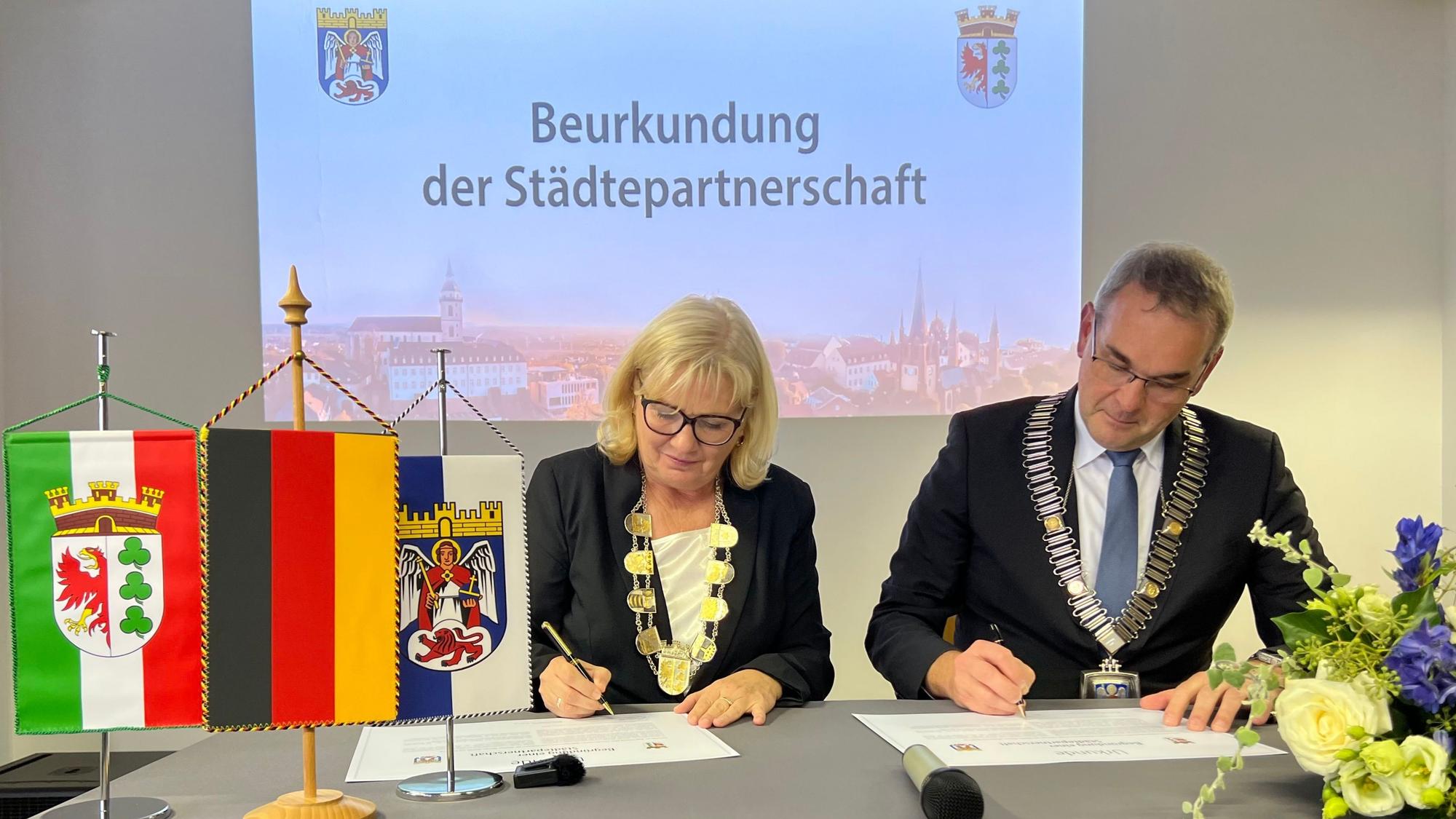 Bürgermeisterin Manuela Saß und Bürgermeister Stefan Rosemann unterzeichnen den Partnerschaftsvertrag zwischen Werder an der Havel und Siegburg
