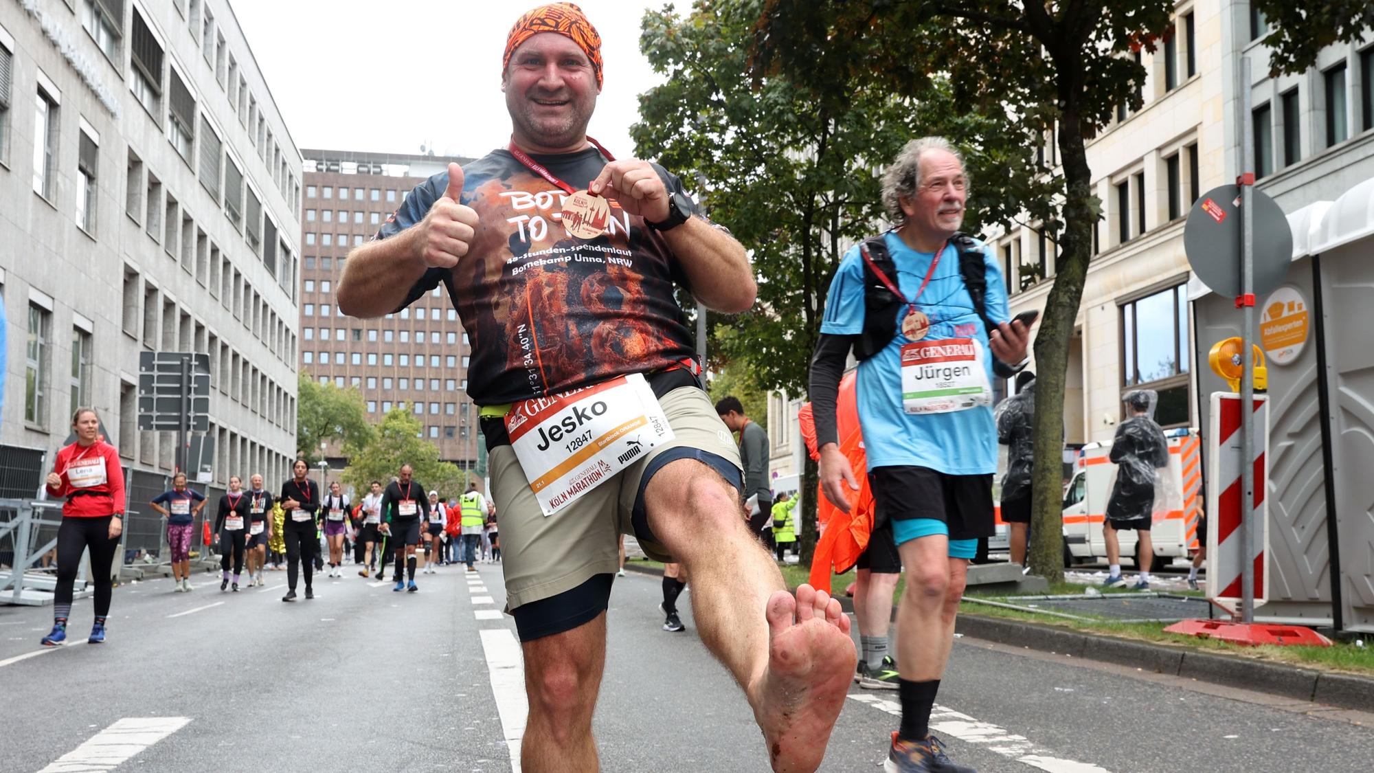 05.10.2025
Köln:
27. Generali Köln Marathon: Die Laufveranstaltung wird immer beliebter, in diesem Jahr sind 37.000 Teilnehmende angemeldet.
Jeske barfuss unterwegs
Foto: Martina Goyert