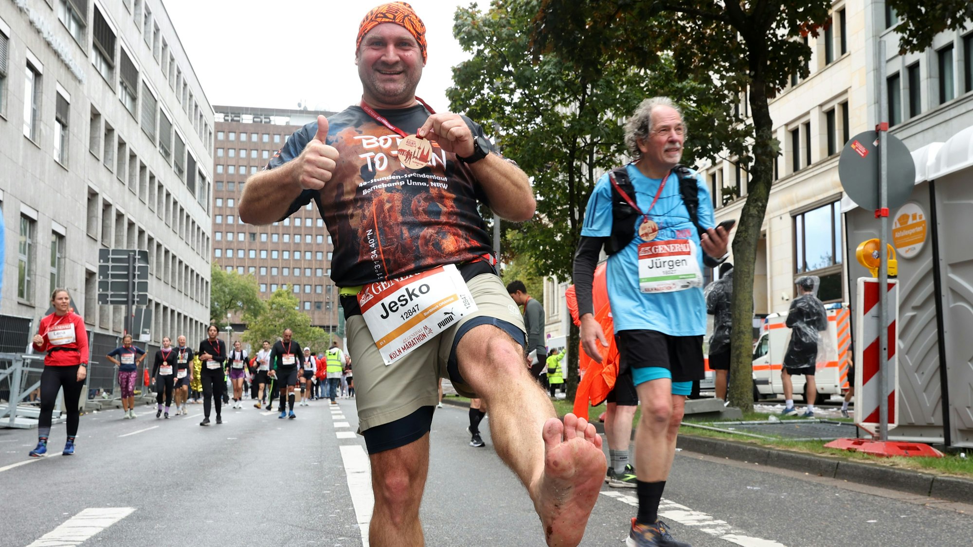 05.10.2025
Köln:
27. Generali Köln Marathon: Die Laufveranstaltung wird immer beliebter, in diesem Jahr sind 37.000 Teilnehmende angemeldet.
Jeske barfuss unterwegs
Foto: Martina Goyert