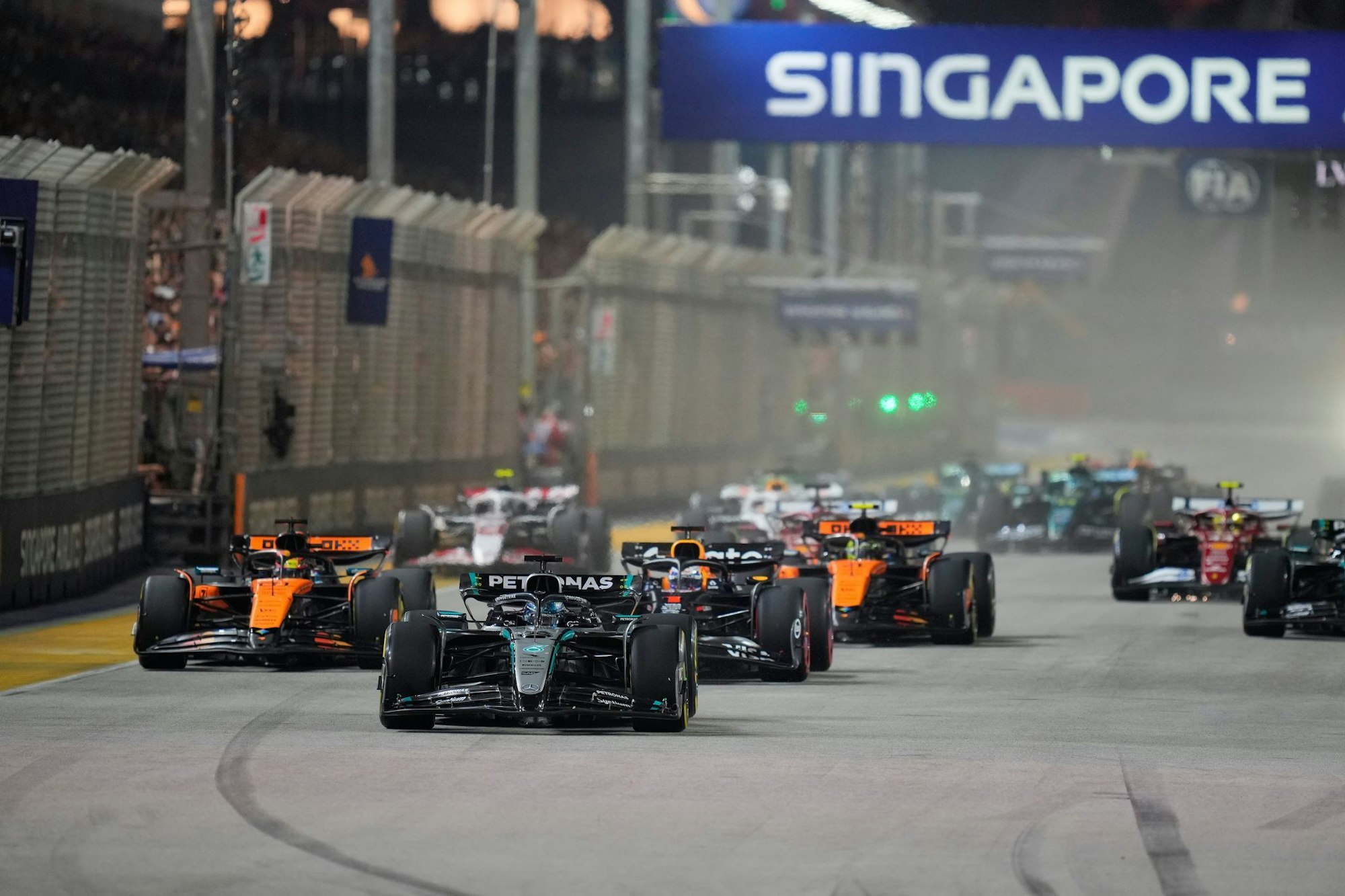 Mercedes-Pilot George Russell (M) verteidigte Platz eins am Start.