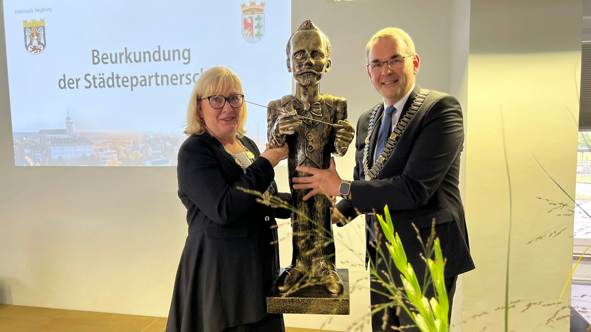 Bürgermeisterin Manuela Saß und Bürgermeister Stefan Rosemann unterzeichnen den Partnerschaftsvertrag zwischen Werder an der Havel und Siegburg