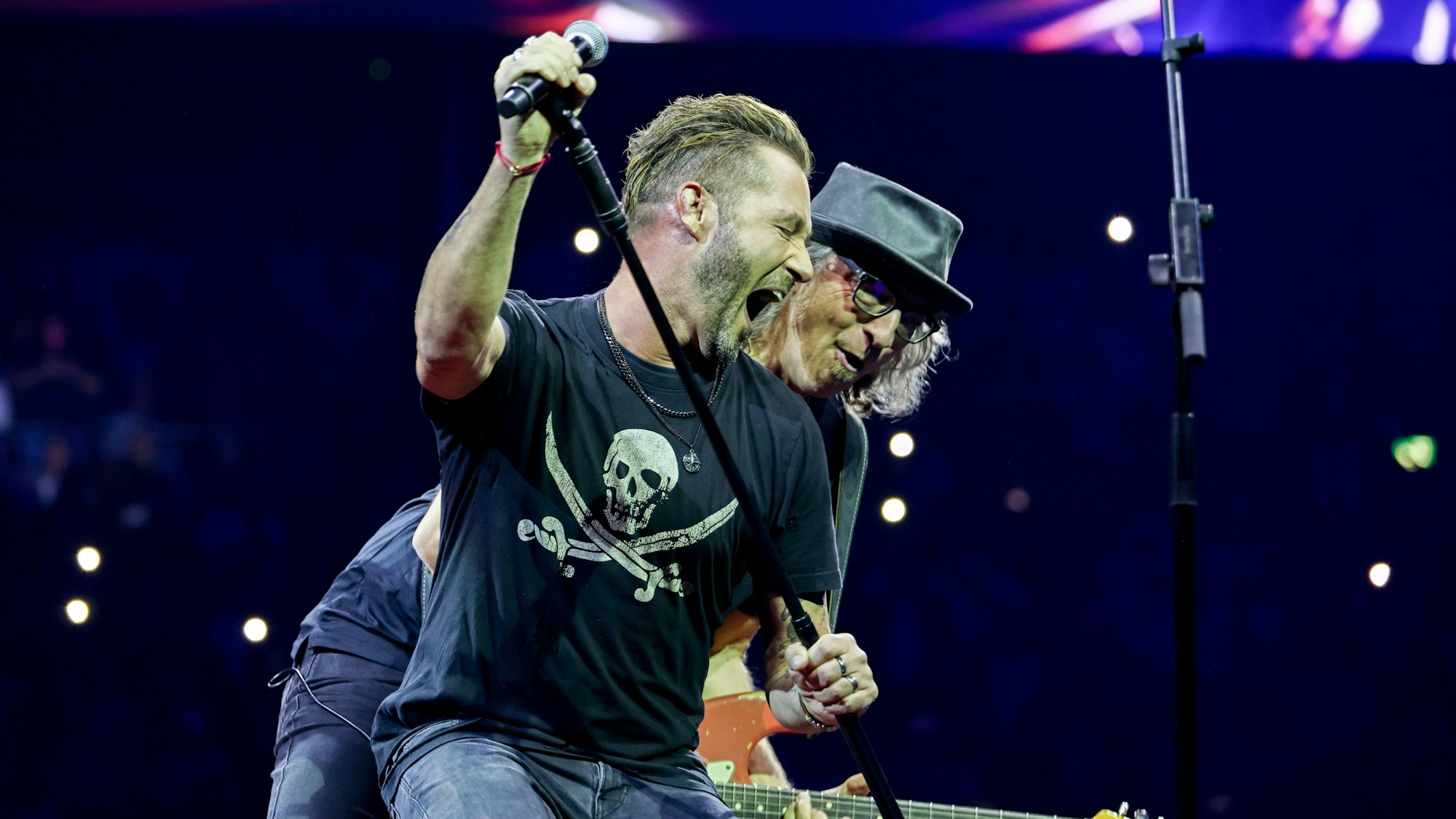 Die Räuber auf der Bühne in der Lanxess-Arena.