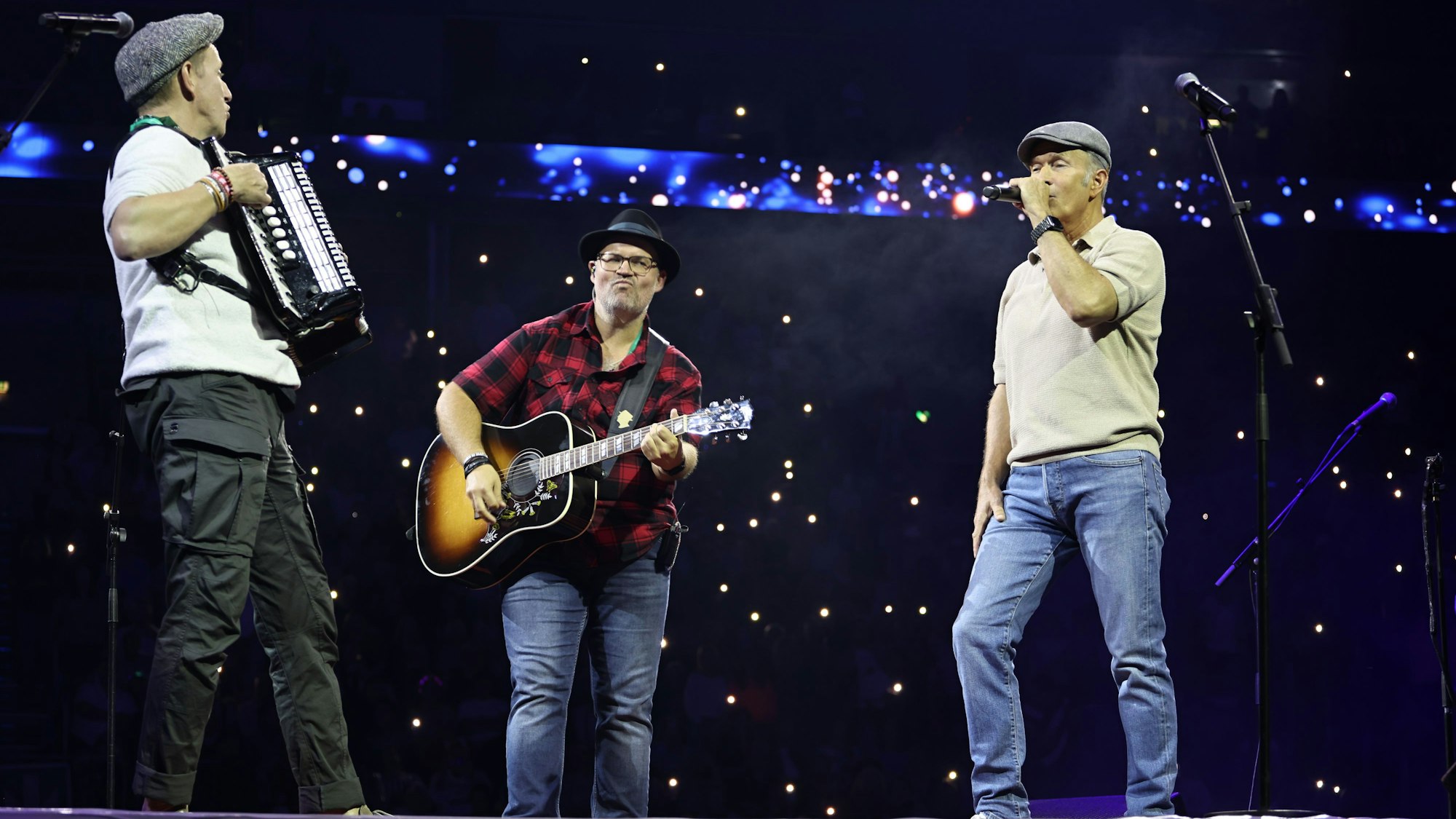Die Klüngelköpp auf der Bühne der Lanxess-Arena.