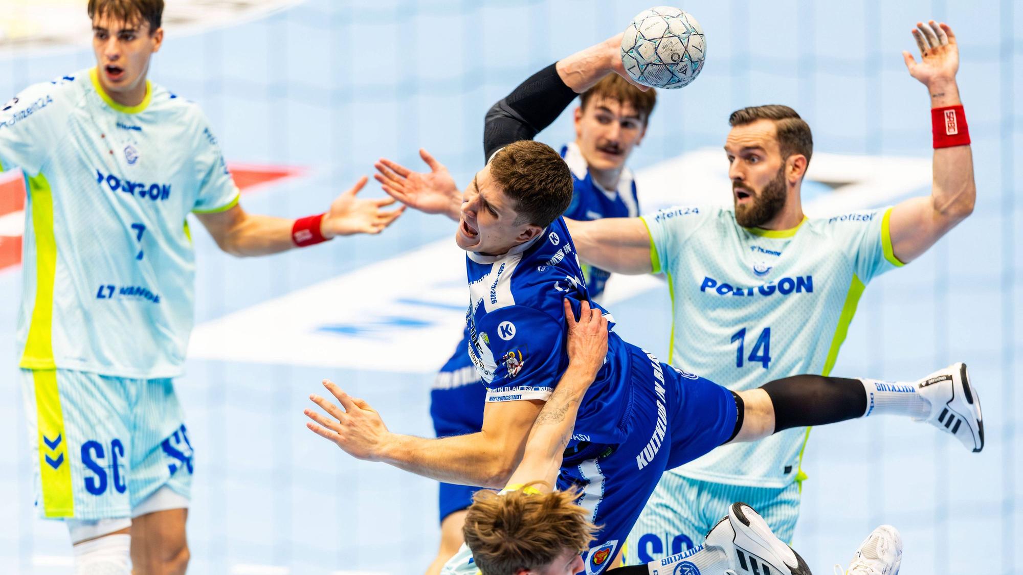 Eine Spielsituation auf dem Handballfeld zwischen dem VfL Gummersbach und dem ThSV Eisenach.