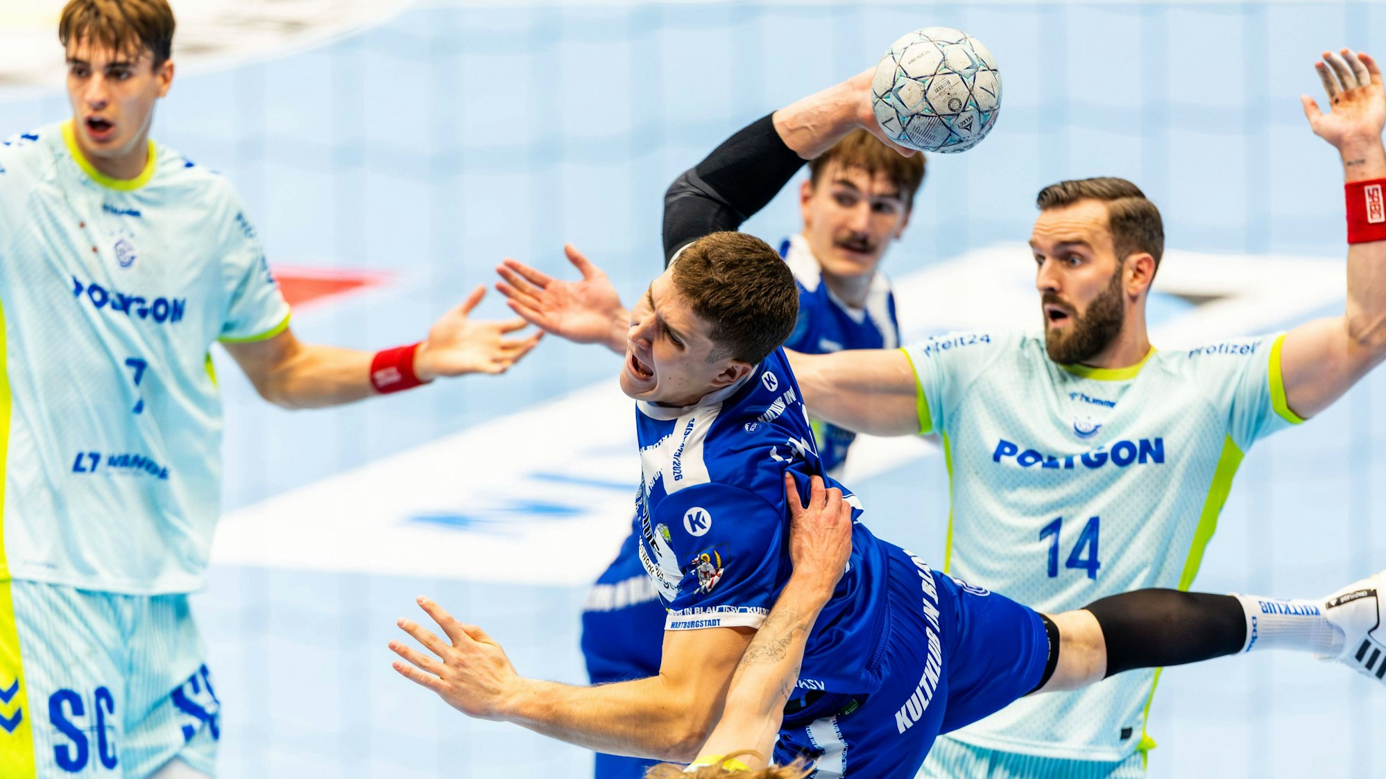 Eisenachs Vukasin Antonijevic wirbelt die VfL-Abwehr durcheinander.