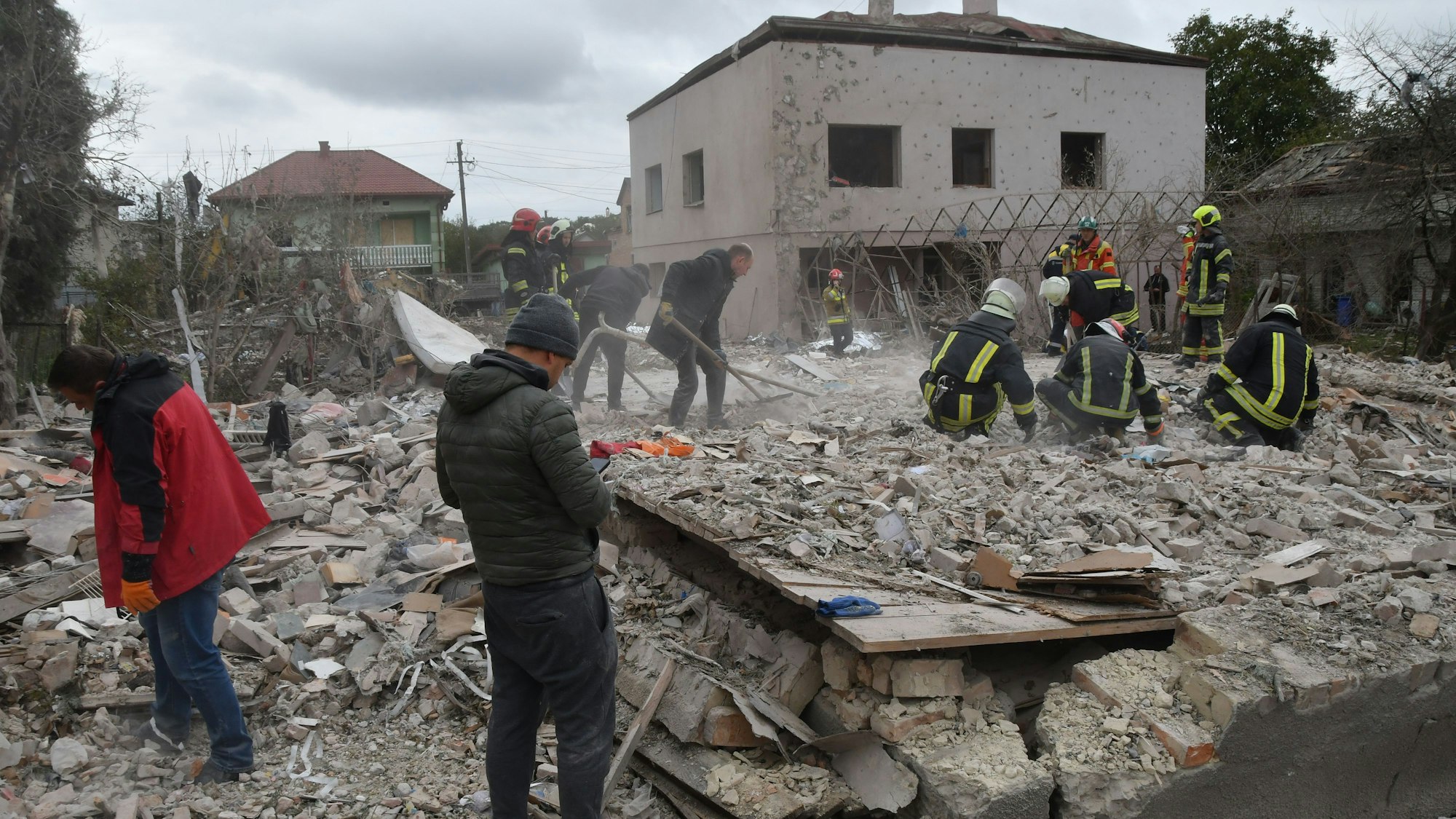 dpatopbilder - 05.10.2025, Ukraine, Lwiw: Rettungskräfte suchen in den Trümmern eines zerstörten Hauses nach einem russischen Raketeneinschlag am Stadtrand von (Lwiw) Lemberg nach Opfern. Foto: Mykola Tys/AP/dpa +++ dpa-Bildfunk +++