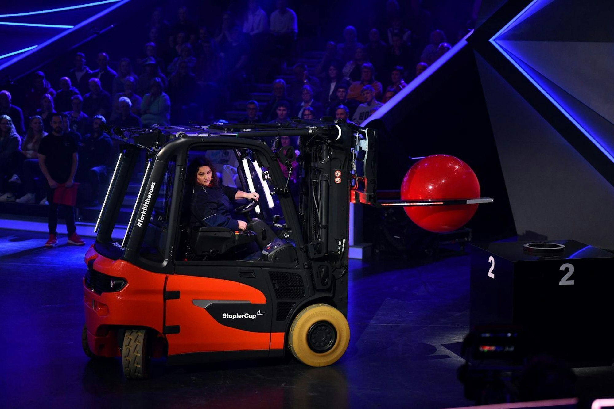 Tina Föhre-Schöller stapelt problemlos eine Bällepyramide. (Bild: RTL / Steffen Z Wolff)