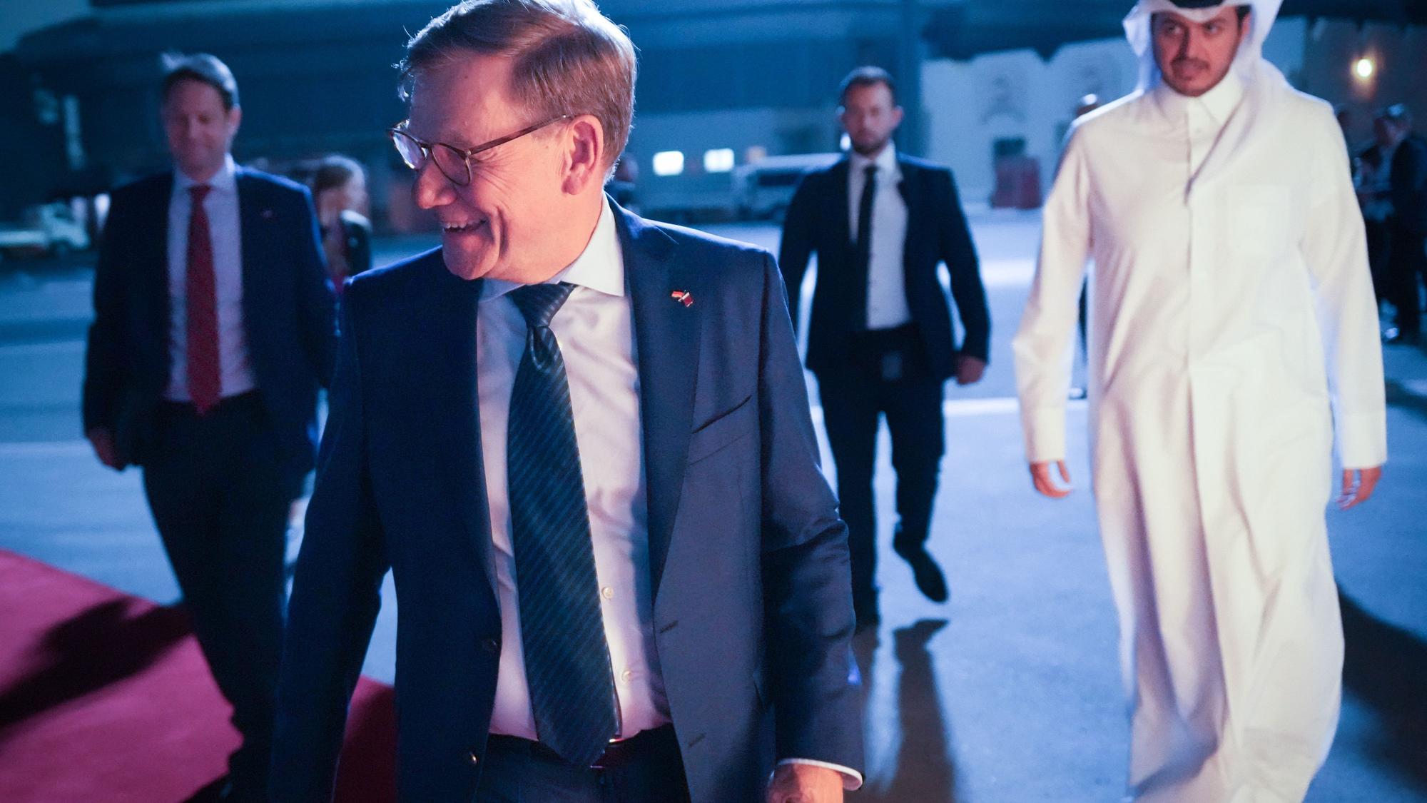 05.10.2025, Katar, Doha: Bundesaußenminister Johann Wadephul (l, CDU) geht zu seinem Abflug nach Kuwait über das Rollfeld zum Flugzeug. Foto: Soeren Stache/dpa +++ dpa-Bildfunk +++