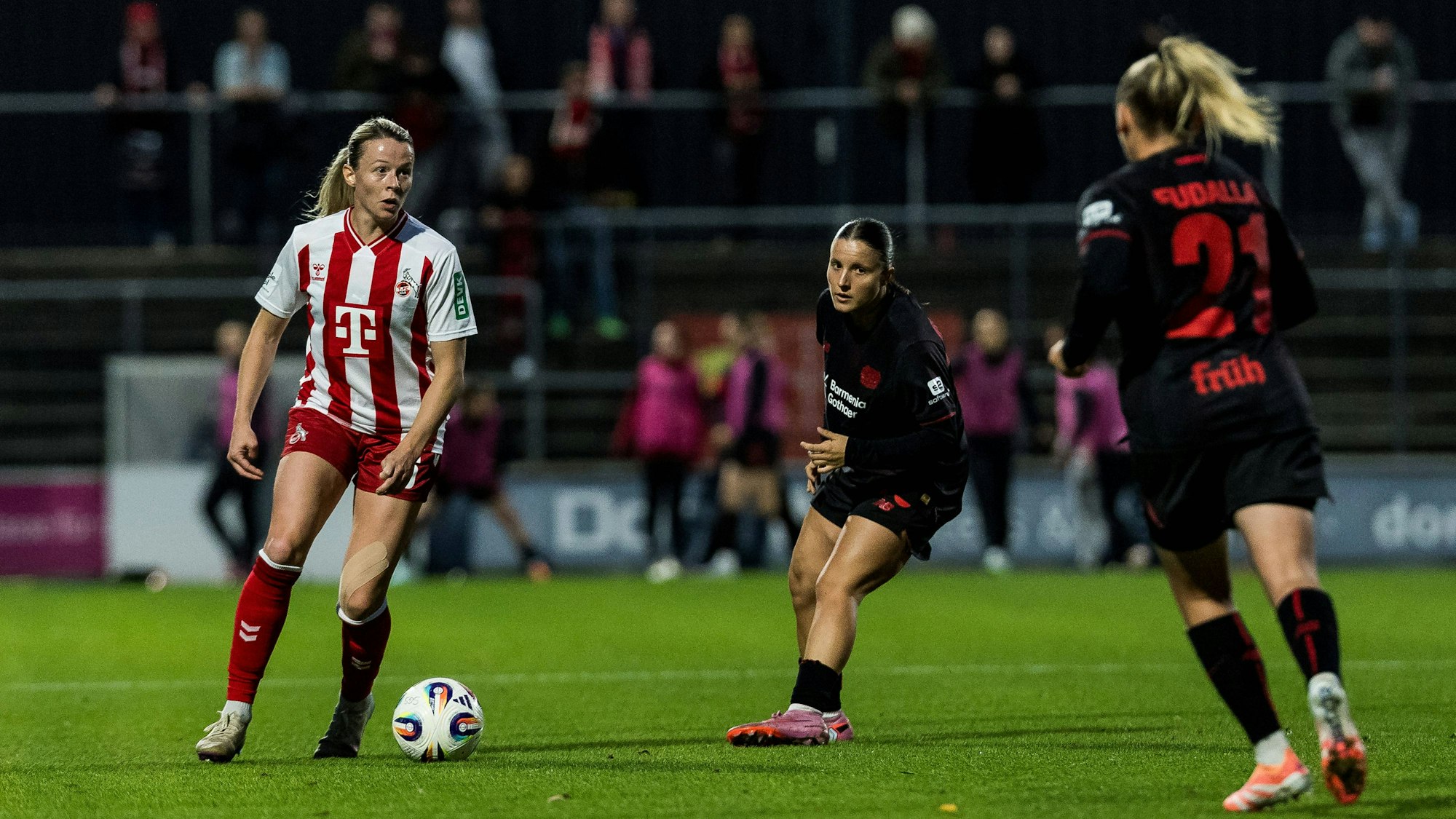 Sandra Jessen am Ball für den 1. FC Köln im Franz-Kremer-Stadion.IMAGO/Beautiful Sports