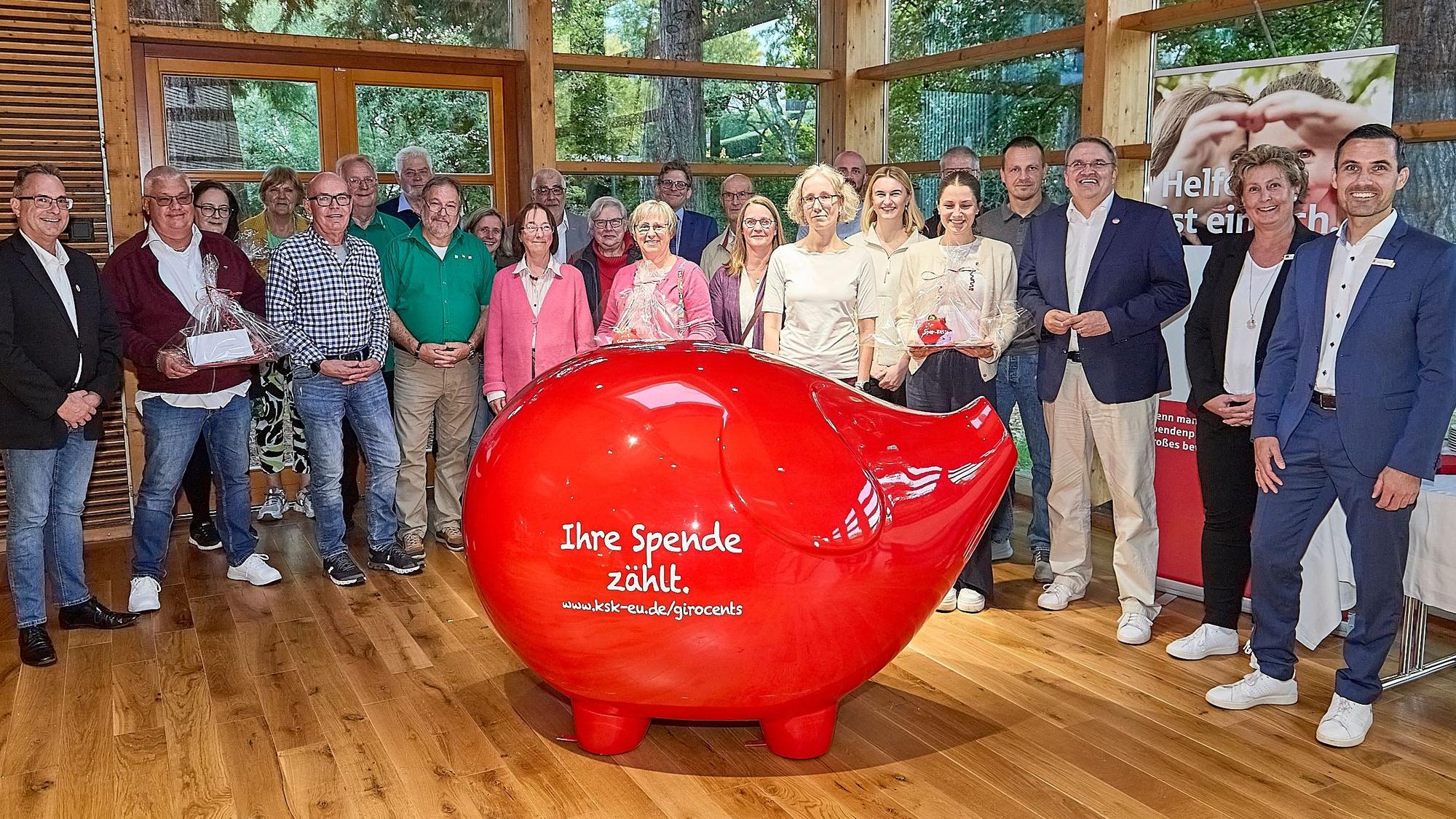 Das Bild zeigt die Verantwortlichen der Vereine und der Kreissparkasse Euskirchen, die sich für ein Gruppenbild aufgestellt haben