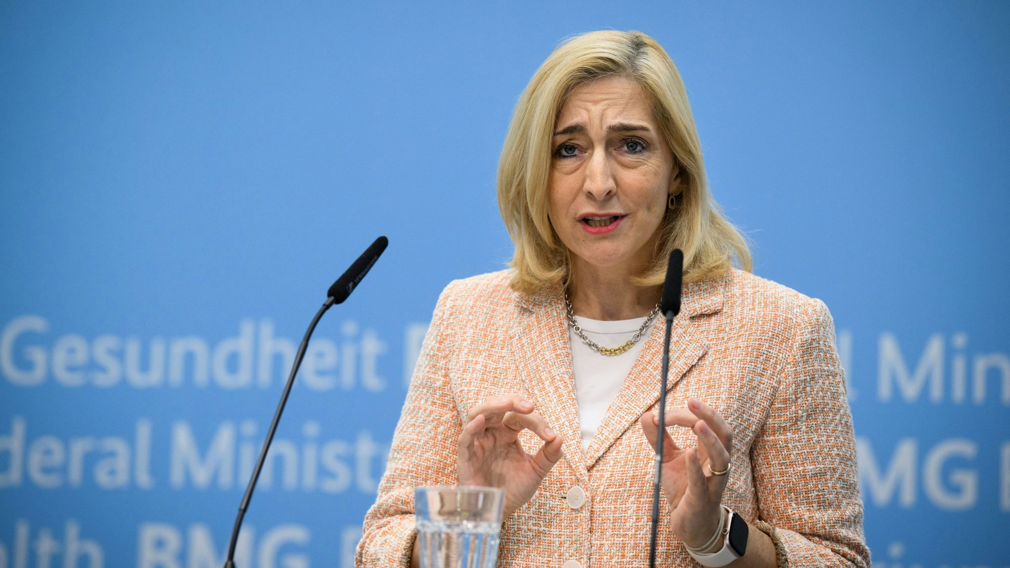 ARCHIV - 25.09.2025, Berlin: Nina Warken (CDU), Bundesministerin für Gesundheit, äußert sich bei einer Pressekonferenz vor der konstituierenden Sitzung der Finanzkommission Gesundheit (FKG) im Bundesministerium für Gesundheit (zu dpa: «Krankenkassen fordern sofortige Kostenbremse») Foto: Bernd von Jutrczenka/dpa +++ dpa-Bildfunk +++