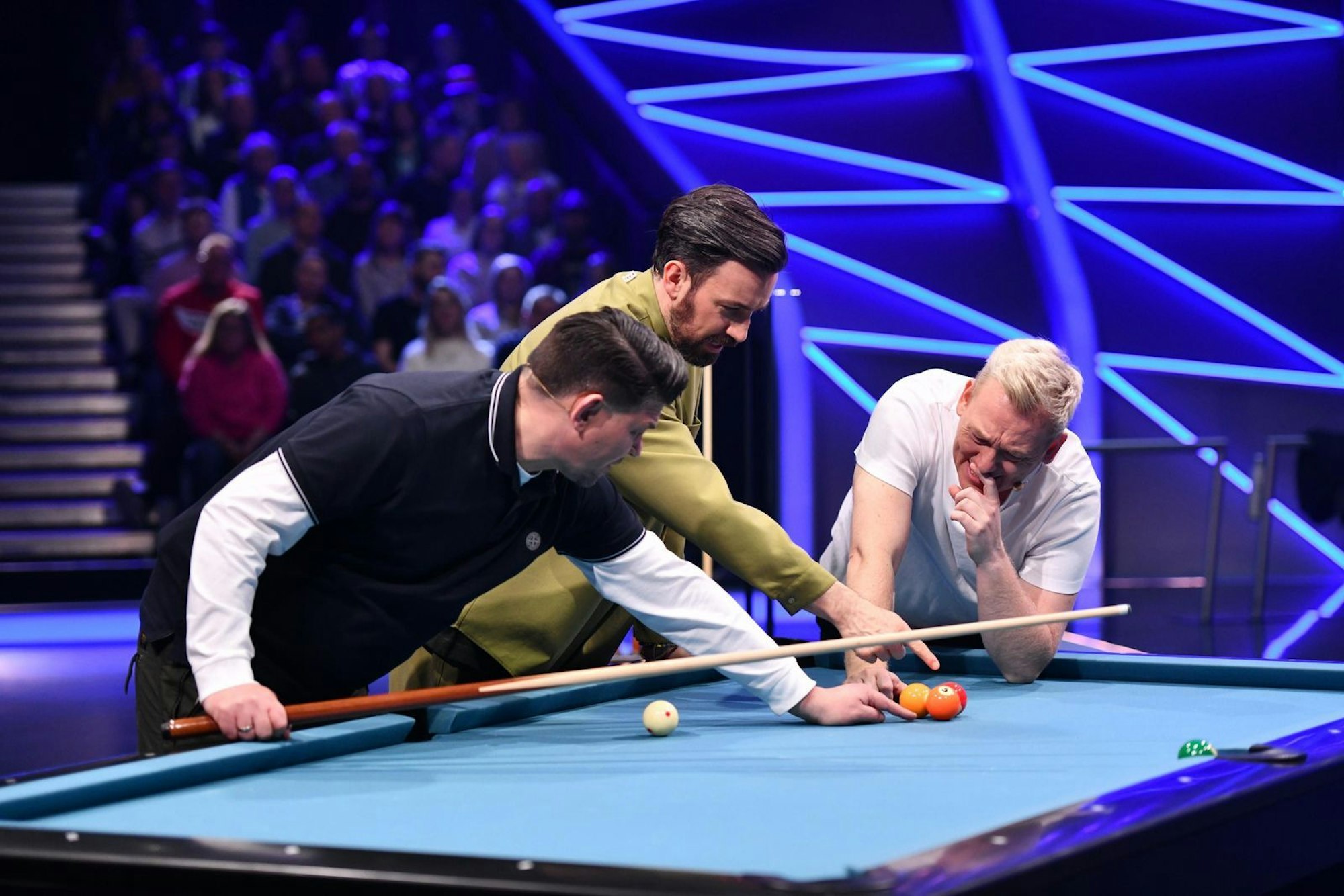 Tim Mälzer (links) verblüfft mit seinen Billard-Tricks nicht nur Jan Köppen (Mitte) und Jens „Knossi“ Knossalla. (Bild: RTL / Steffen Z Wolff)