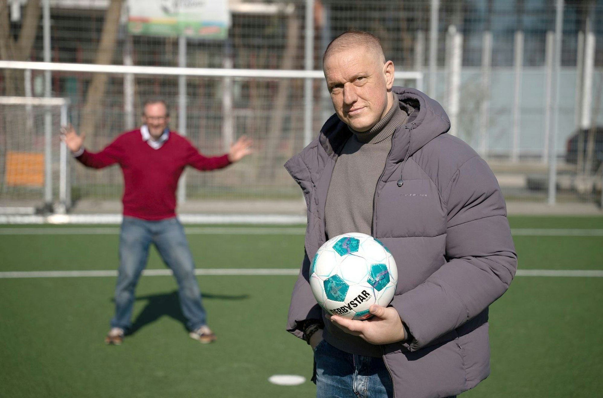 Der Ex-Bundesliga-Star Ivan Klasnić hat mit frei verfügbaren Schmerzmitteln keine guten Erfahrungen gemacht. In der ARD-Doku „Hirschhausen und der Schmerz“ erzählt er von seinem Schicksal. (Bild: WDR/Dennis Wienecke)