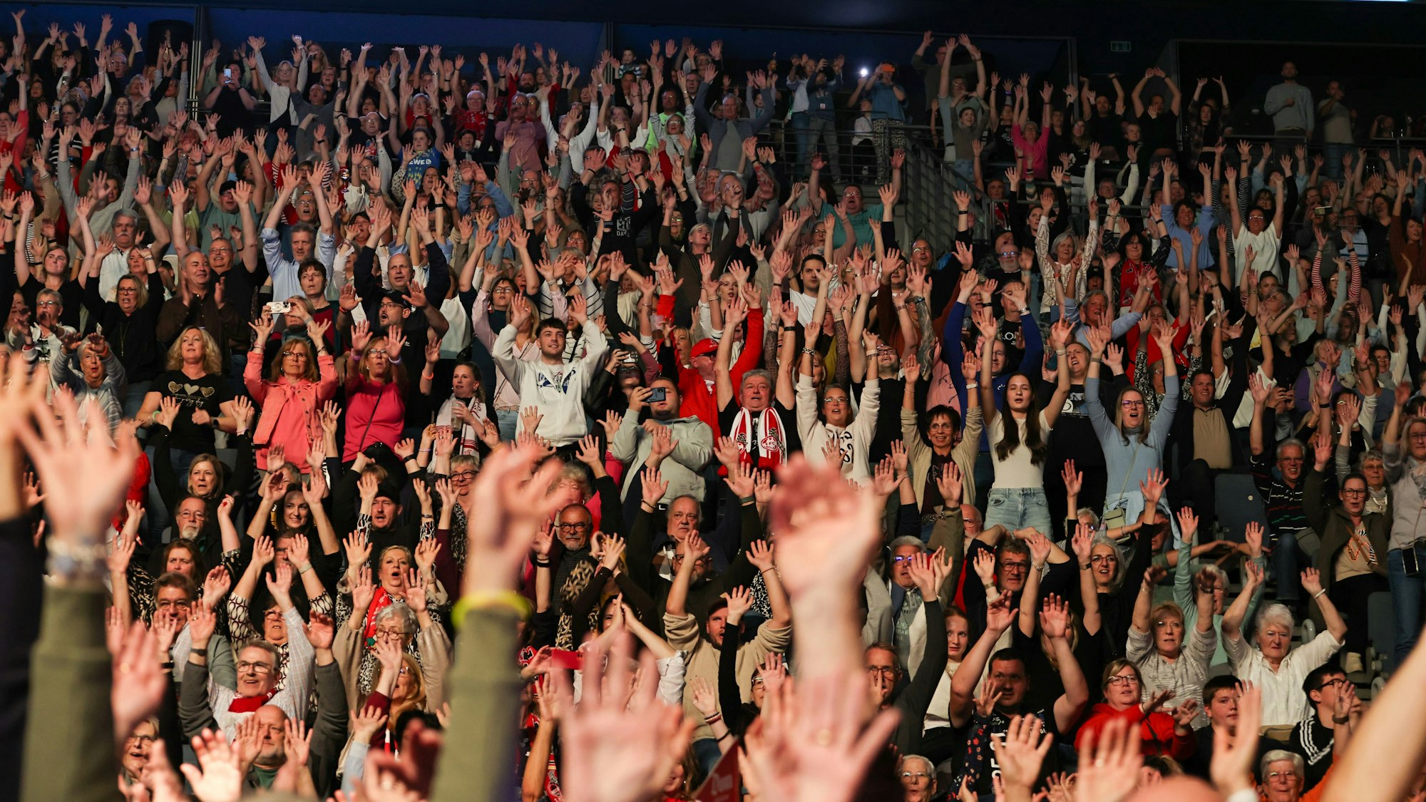 Das Publikum feiert bei „Kölle singt“ in der Lanxess-Arena.