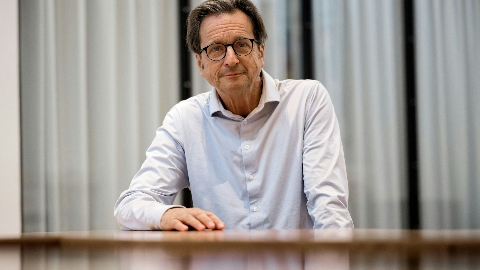 PRODUKTION - 09.09.2025, Nordrhein-Westfalen, Köln: Rheingold-Gründer Stephan Grünewald sitzt bei einem Interview über sein neues Buch "Wir Krisenakrobaten - Psychogramm einer verunsicherten Gesellschaft" in einem Besprechungsraum. (zu dpa: «Deutsche hinter dem Verdrängungsvorhang?») Foto: Henning Kaiser/dpa +++ dpa-Bildfunk +++