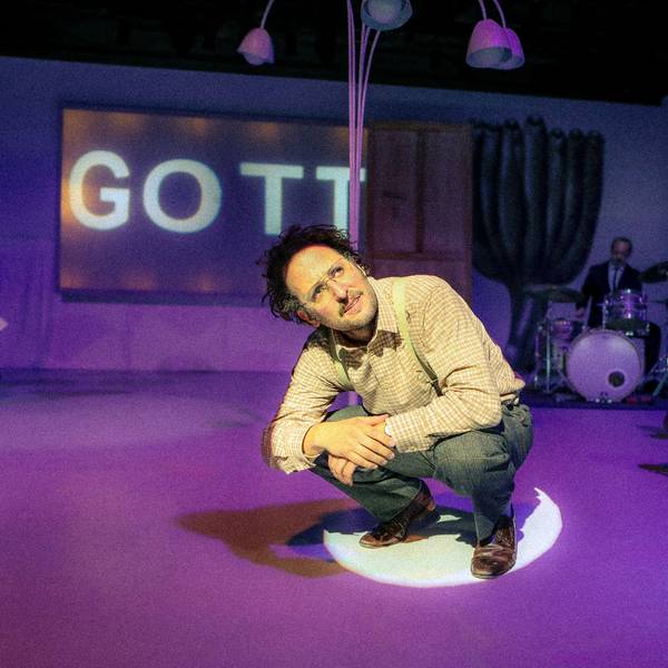 Bastian Reiber sitzt in der Hocke. Hinter ihm erscheint das Wort „Gott“