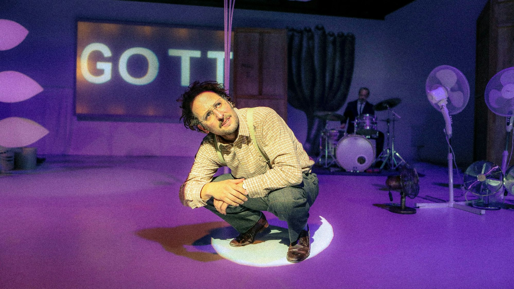 Bastian Reiber sitzt in der Hocke. Hinter ihm erscheint das Wort „Gott“