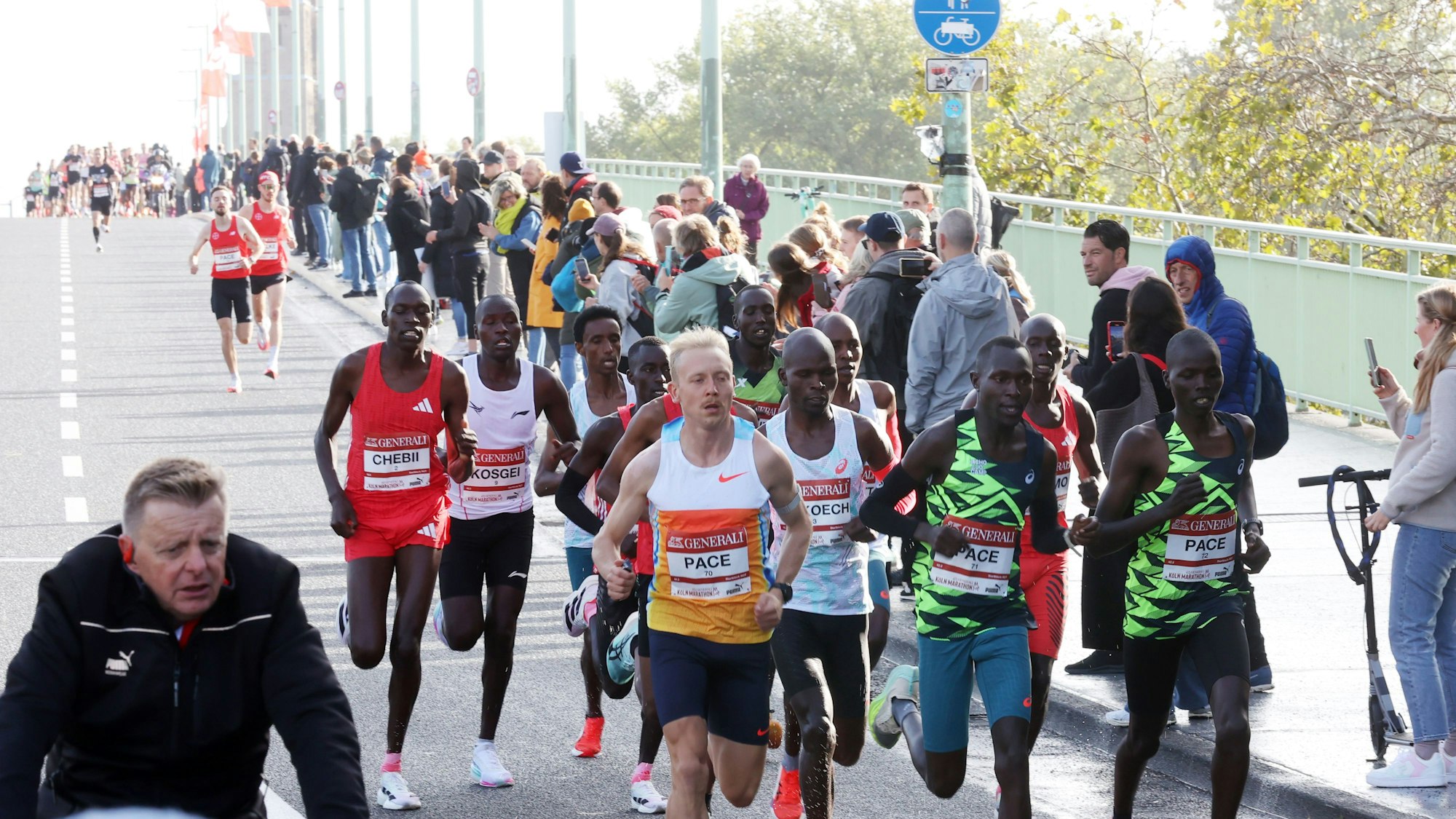 Die Spitzengruppe um den späteren Sieger Barnaba Kipkoech läuft während des Köln-Marathon 2025 über die Deutzer Brücke.