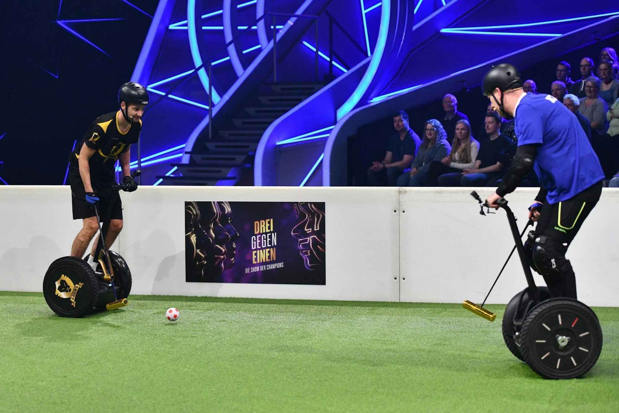 Knossi versucht sein Glück gegen Segway Polo Weltmeister Jan Müller. (Bild: RTL / Steffen Z Wolff)