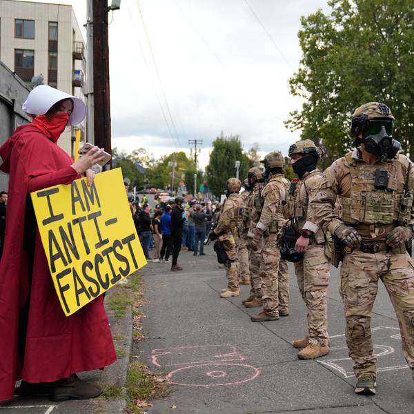 dpatopbilder - 04.10.2025, USA, Portland: Beamte der Zoll- und Grenzschutzbehörde stehen vor Demonstranten vor einer Einrichtung der US-Einwanderungs- und Zollbehörde während einer Demonstration. Foto: Jenny Kane/AP/dpa +++ dpa-Bildfunk +++