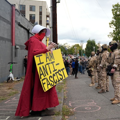 dpatopbilder - 04.10.2025, USA, Portland: Beamte der Zoll- und Grenzschutzbehörde stehen vor Demonstranten vor einer Einrichtung der US-Einwanderungs- und Zollbehörde während einer Demonstration. Foto: Jenny Kane/AP/dpa +++ dpa-Bildfunk +++