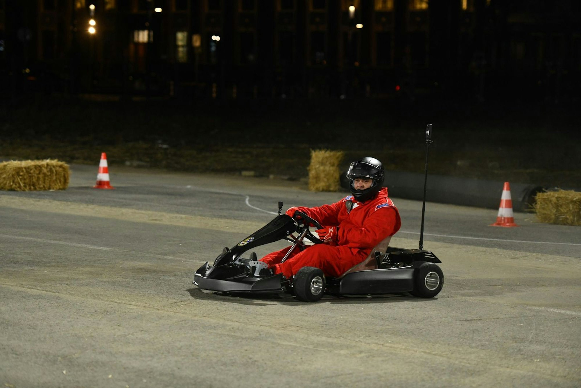 Kartfahren kann Tim Mälzer auch mit verletztem Bein. (Bild: RTL / Steffen Z Wolff)