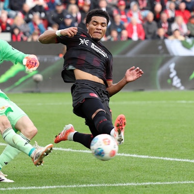 04.10.2025, xrekx, Fussball 1.Bundesliga, Bayer 04 Leverkusen - 1.FC Union Berlin v.l. Frederik Rönnow RoennowUnion Berlin Malik Tillman Bayer 04 Leverkusen Zweikampf, Aktion, action, battle for the ball DFL/DFB REGULATIONS PROHIBIT ANY USE OF PHOTOGRAPHS as IMAGE SEQUENCES and/or QUASI-VIDEO Leverkusen *** 04 10 2025, xrekx, Soccer 1 Bundesliga, Bayer 04 Leverkusen 1 FC Union Berlin v l Frederik Rönnow Roennow Union Berlin Malik Tillman Bayer 04 Leverkusen Zweikampf, Aktion, action, battle for the ball DFL DFB REGULATIONS PROHIBIT ANY USE OF PHOTOGRAPHS as IMAGE SEQUENCES and or QUASI VIDEO Leverkusen