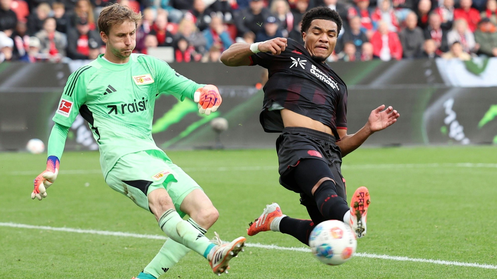 04.10.2025, xrekx, Fussball 1.Bundesliga, Bayer 04 Leverkusen - 1.FC Union Berlin v.l. Frederik Rönnow RoennowUnion Berlin Malik Tillman Bayer 04 Leverkusen Zweikampf, Aktion, action, battle for the ball DFL/DFB REGULATIONS PROHIBIT ANY USE OF PHOTOGRAPHS as IMAGE SEQUENCES and/or QUASI-VIDEO Leverkusen *** 04 10 2025, xrekx, Soccer 1 Bundesliga, Bayer 04 Leverkusen 1 FC Union Berlin v l Frederik Rönnow Roennow Union Berlin Malik Tillman Bayer 04 Leverkusen Zweikampf, Aktion, action, battle for the ball DFL DFB REGULATIONS PROHIBIT ANY USE OF PHOTOGRAPHS as IMAGE SEQUENCES and or QUASI VIDEO Leverkusen