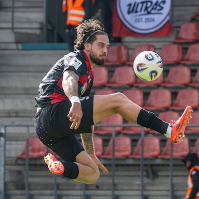 04.10.25, Fussball: 3. Liga, Saison 2025/2026, 10. Spieltag, Viktoria Koeln - TSV Havelse 1912 im Sportpark Hoehenberg in Koeln. Lex Tyger Lobinger Viktoria Koeln, 09 versucht den Ball in der Luft anzunehmen. Wichtiger Hinweis: Gemaess den Vorgaben der DFL Deutsche Fussball Liga bzw. des DFB Deutscher Fussball-Bund ist es untersagt, in dem Stadion und/oder vom Spiel angefertigte Fotoaufnahmen in Form von Sequenzbildern und/oder videoaehnlichen Fotostrecken zu verwerten bzw. verwerten zu lassen. Foto: Kirchner-Media/Thomas Haesler *** 04 10 25, Soccer 3 Liga, Season 2025 2026, Matchday 10, Viktoria Koeln TSV Havelse 1912 at Sportpark Hoehenberg in Koeln Lex Tyger Lobinger Viktoria Koeln, 09 tries to receive the ball in the air Important notice According to the regulations of the DFL German Football League or the DFB German Football Association, it is prohibited, to utilize or have utilized photographs taken in the stadium and/or of the match in the form of sequential images and/or video-like photo series Foto Kirchner Media Thomas Haesler Copyright: xKirchner-Media/ThomasxHaeslerx