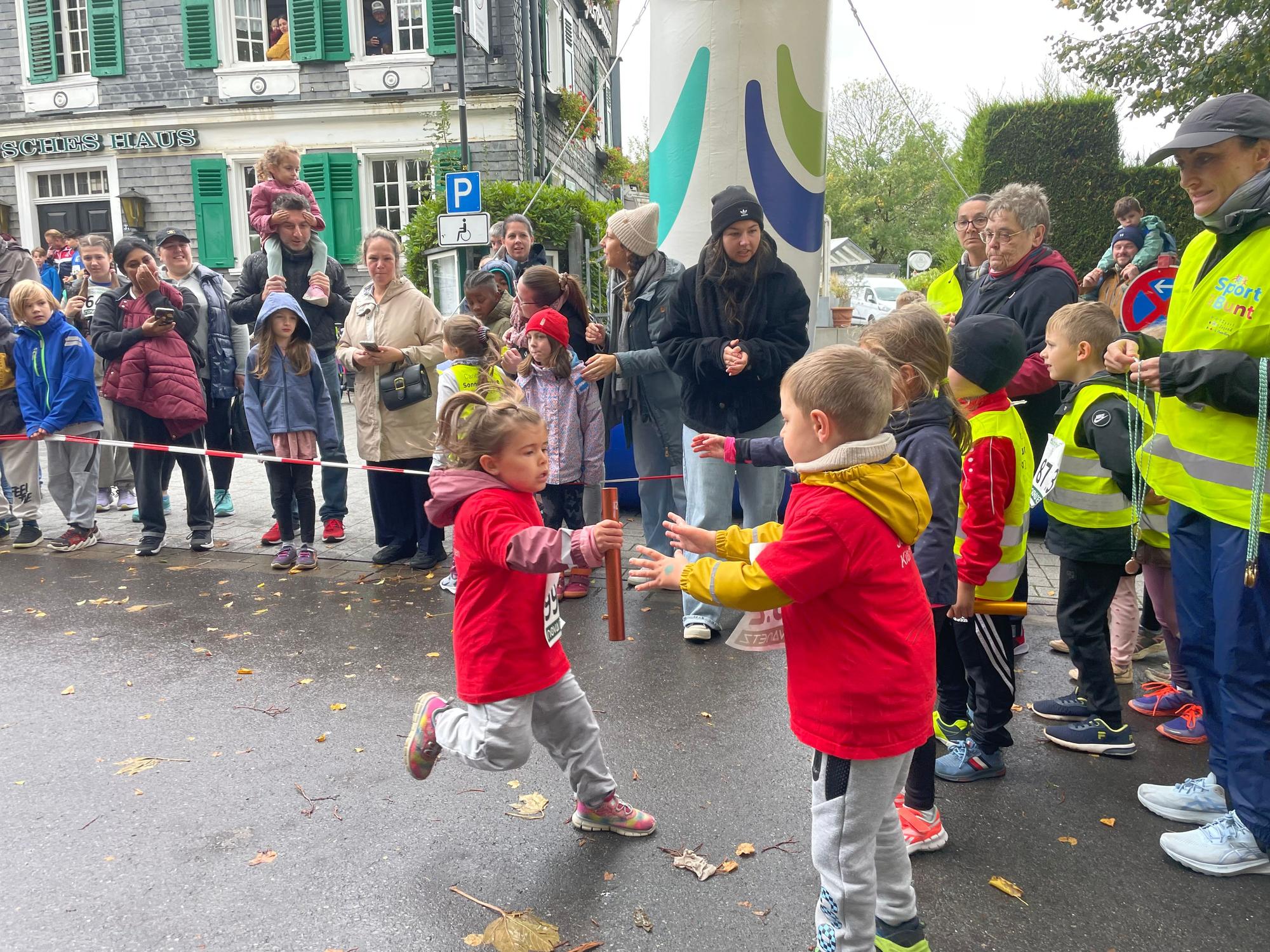Ein halbes Jahr haben die Kinder laut Bodo Jakob vom Stadtsportverband den Staffellauf geübt.