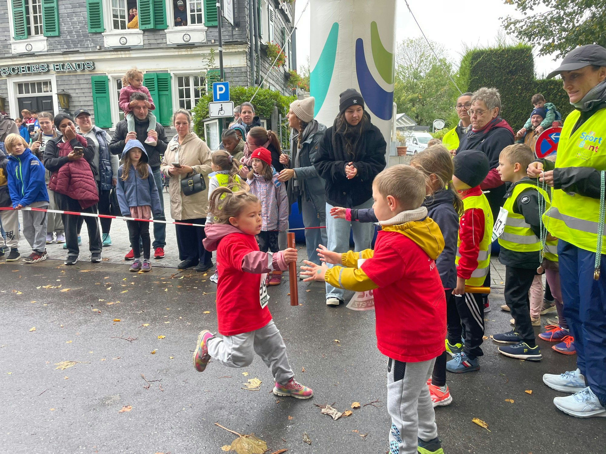 Ein halbes Jahr haben die Kinder laut Bodo Jakob vom Stadtsportverband den Staffellauf geübt.