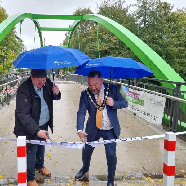 Leichlingens designierter Bürgermeister Maurice Winter und Tom Buckley, Bürgermeister von Henley-on-Thames, weihen gemeinsam die Brücke ein