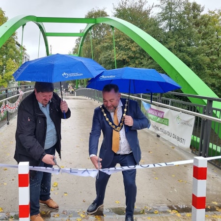 Leichlingens designierter Bürgermeister Maurice Winter und Tom Buckley, Bürgermeister von Henley-on-Thames, weihen gemeinsam die Brücke ein