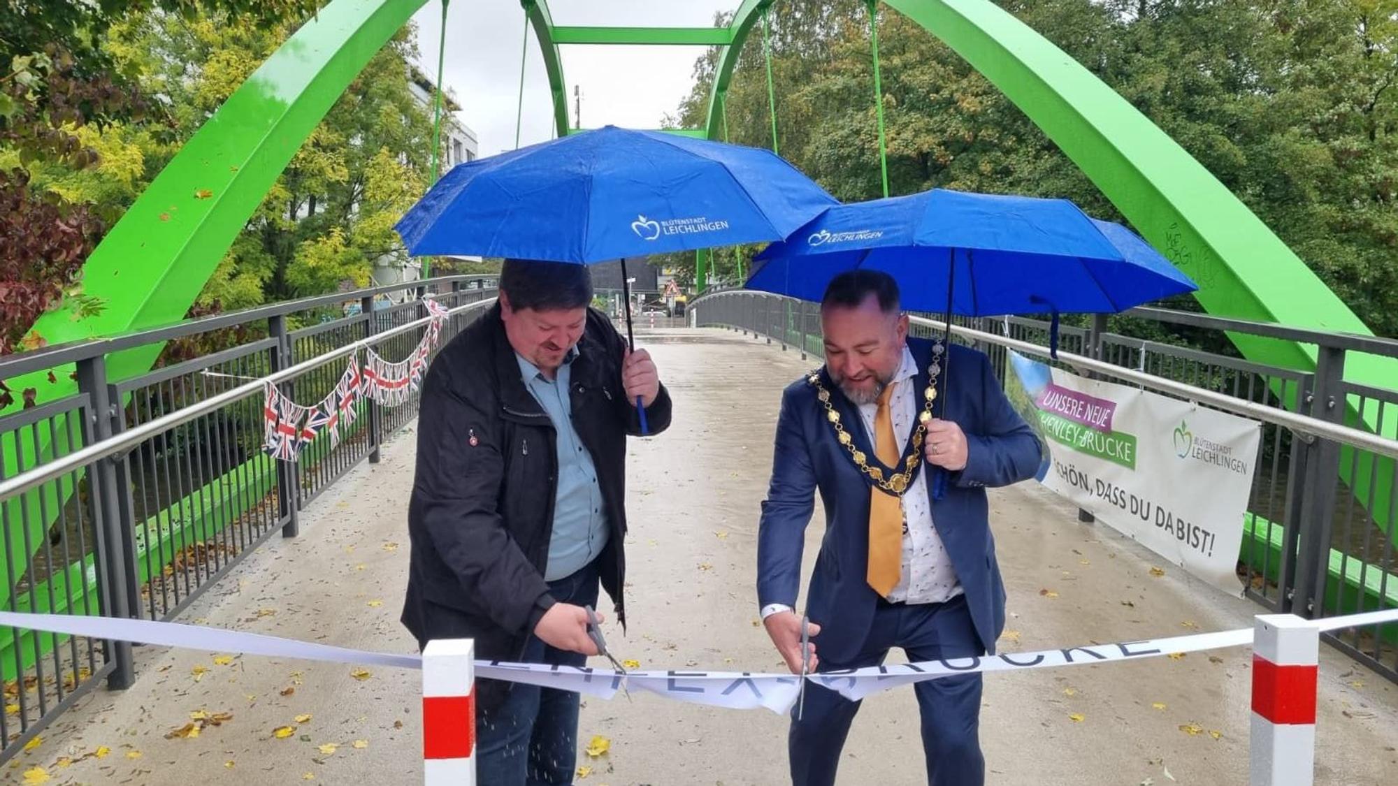 Leichlingens designierter Bürgermeister Maurice Winter und Tom Buckley, Bürgermeister von Henley-on-Thames, weihen gemeinsam die Brücke ein