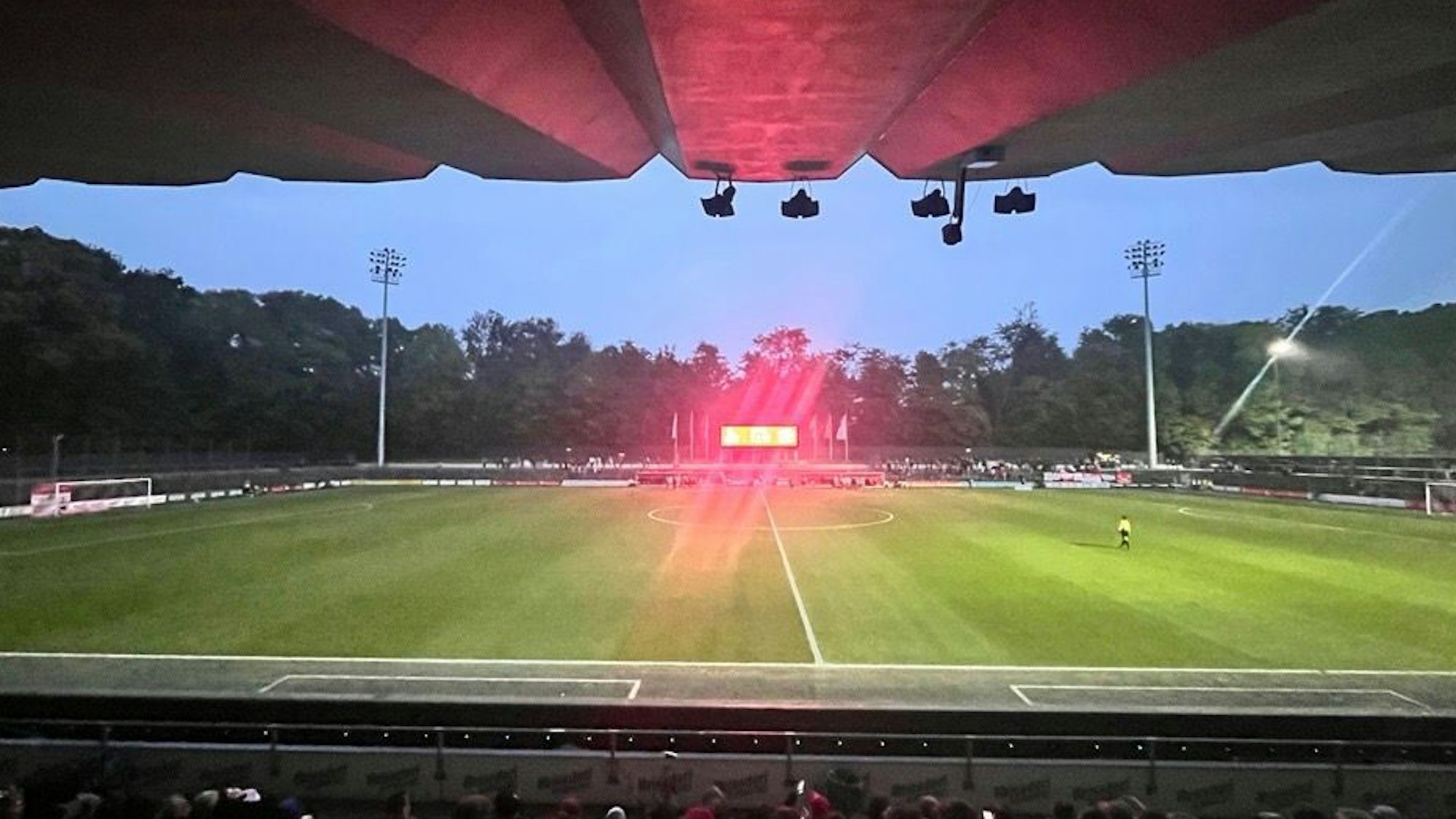 Das Franz-Kremer-Stadion im Halbdunkeln.