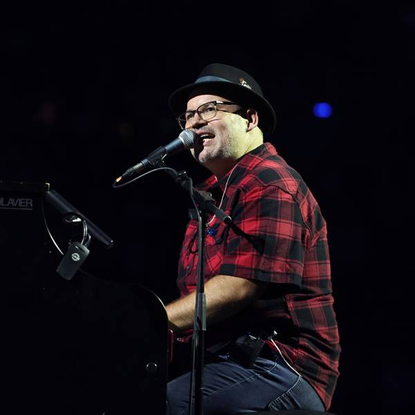 Björn Heuser sitzt in der Lanxess-Arena am Klavier.